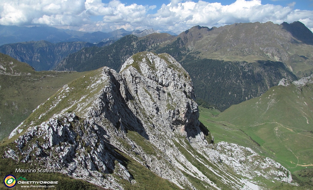 41 E adesso proseguiamo in cresta verso la vicina.....JPG